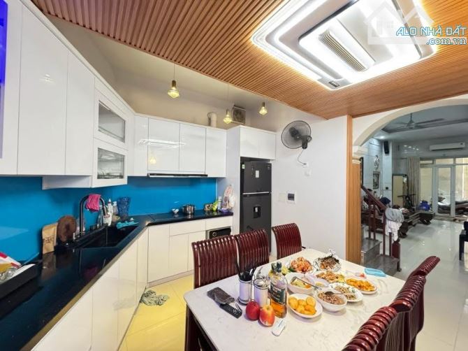 Bán nhà siêu đẹp La Thành Ba Đình gần trường ,chợ tiện ích bạt ngàn dt 50/54m 3T mt 3.6m - 2