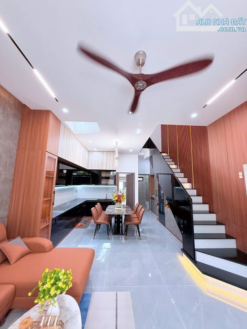 Bán nhà đẹp 3 tầng, đường Hòa Minh 14, Liên Chiểu. Diện tích 70m2. Giá 7.35 tỷ - 2