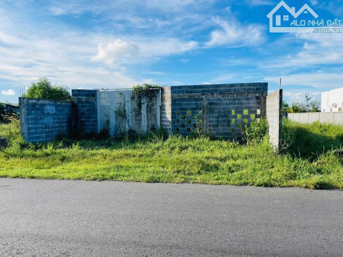 Long Mỹ- Trục chính UBND DT: 612m2- 10x50 nở hậu 14m Sẵn 100m2 thổ cư Mặt tiền đường nhựa - 3