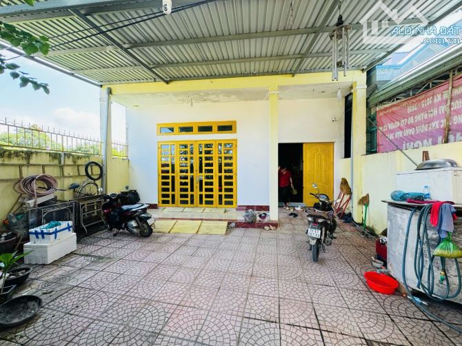 BÁN ĐẤT CÓ SẴN CĂN NHÀ CẤP 4 TRÊN ĐẤT XÃ TÂN HOÀ PHÚ MỸ TPHCM  Diện Tích : 236,7 M2 Ngang - 3