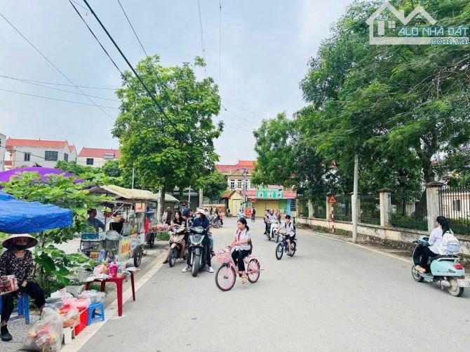 ĐẤT HIẾM MẶT CHỢ - NGAY TRƯỜNG HỌC - Ô TÔ TRÁNH - CHỈ 4xtr/m2 ! - 3