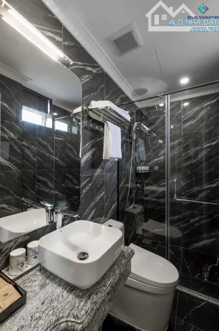 Cần bán khách sạn đường Dương Đình Nghệ. Có hồ bơi. DT 368m2 - 3