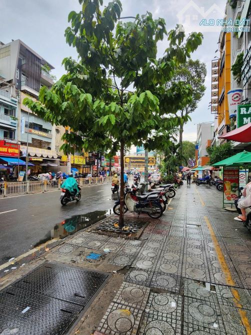 Cho thuê tòa nhà (20x26m) - 3600m2 sàn - mặt tiền Nguyễn Tri Phương - 3
