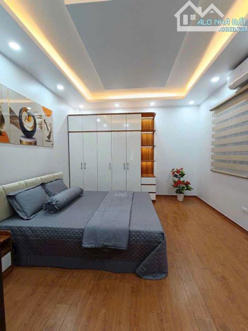 BÁN NHÀ GIANG BIÊN – 45M2 x 6 TẦNG – Ô TÔ ĐỖ CỔNG – GIÁ CHỈ 5 TỶ  📍 Vị trí: VIỆT HƯNG - 3