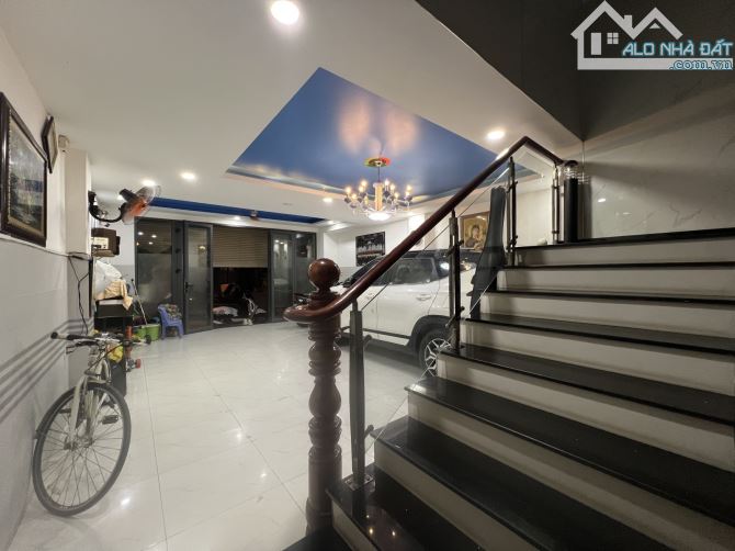 Bán CHDV 5 tầng, 11 phòng cho thuê, cách 1 căn ra mặt tiền Dương Quảng Hàm, ô tô vào nhà. - 3