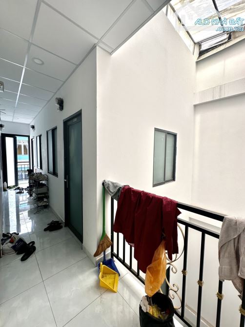 Bán CHDV ngay cổng trường ĐH Văn Lang, 6 tầng có hầm, 140m2 ngang lớn 8m, thu nhập ổn định - 3