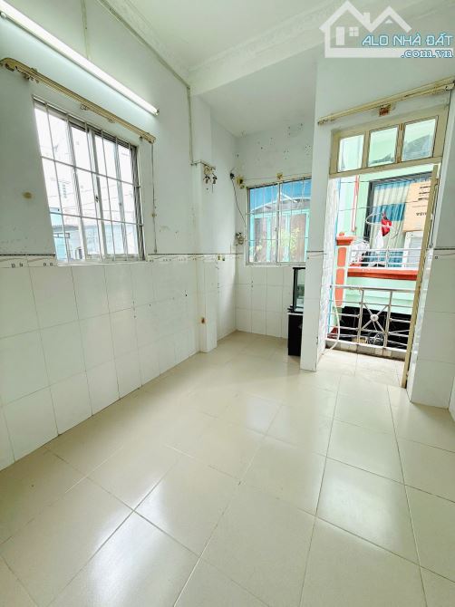 Nhà nhỏ 3 tầng hẻm thông đường Nguyễn Duy P12Q8. Giá: 1.96 tỷ - 3