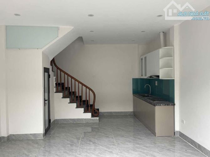 BÁN NHÀ THẠCH BÀN, Ô TÔ NGỦ TRONG NHÀ, GẦN CHỢ THẠCH BÀN, DIỆN TÍCH 30M- 5 TẦNG-6,8 TỶ - 3