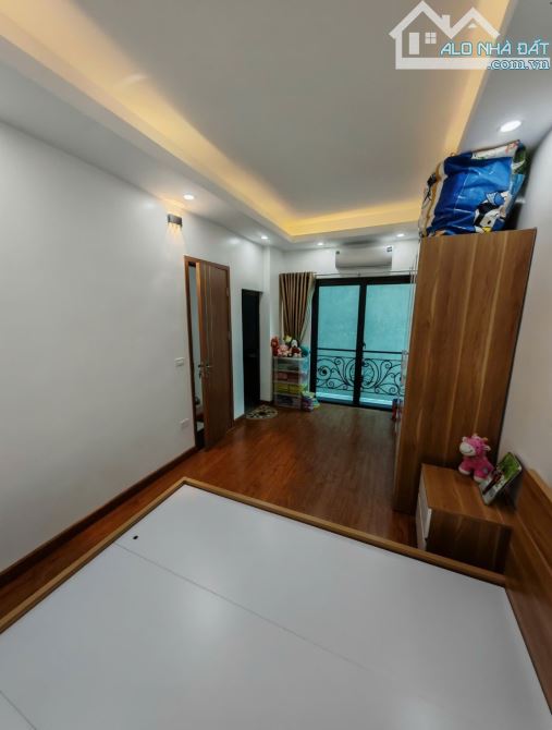 Bán nhà Hoàng Liên, thang máy, nhà xây khung cột chắc chắn, ô tô đỗ cạnh nhà - 3