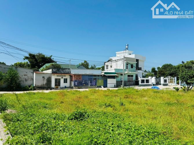 BÁN ĐẤT CÓ SẴN CĂN NHÀ CẤP 4 TRÊN ĐẤT XÃ TÂN HOÀ PHÚ MỸ TPHCM  Diện Tích : 236,7 M2 Ngang - 4