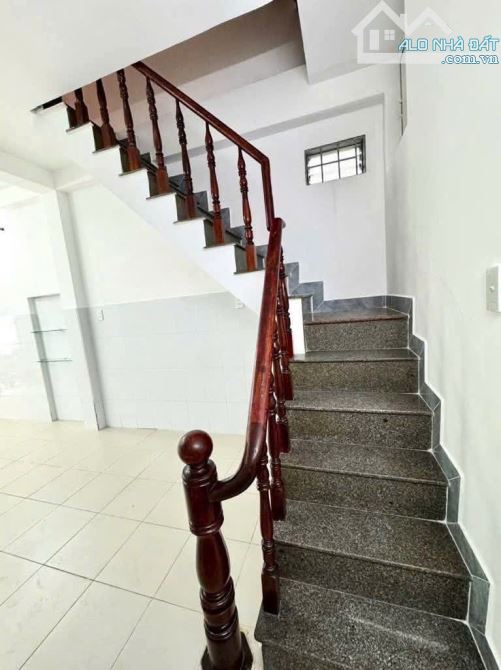 PHƯỜNG 4 QUẬN 10 - NHÀ 3 TẦNG - 35M2 - HẺM THÔNG TỨ PHÍA - NỞ HẬU - NHỈNH 4 TỶ - 4