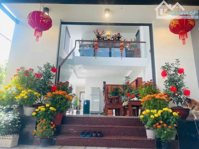 Bán nhà 2 tầng đẹp mới ở liền ngang bề thế 8m ngay trung tâm thị trấn hóc môn chỉ nhỉnh 5t - 4