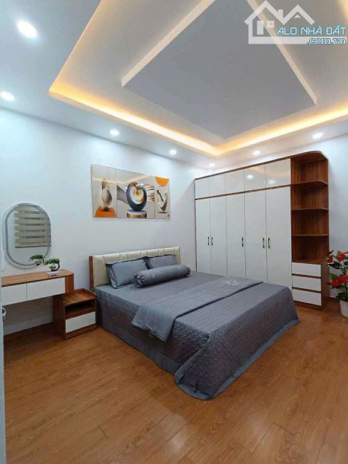BÁN NHÀ GIANG BIÊN – 45M2 x 6 TẦNG – Ô TÔ ĐỖ CỔNG – GIÁ CHỈ 5 TỶ  📍 Vị trí: VIỆT HƯNG - 4