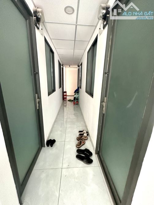 Bán CHDV ngay cổng trường ĐH Văn Lang, 6 tầng có hầm, 140m2 ngang lớn 8m, thu nhập ổn định - 4