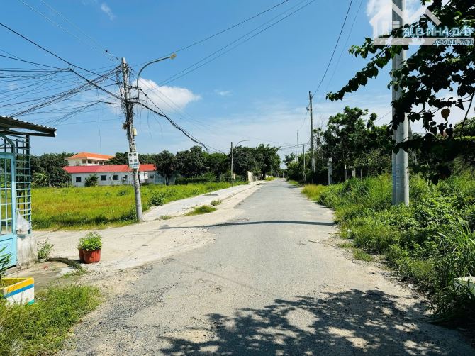 BÁN ĐẤT CÓ SẴN CĂN NHÀ CẤP 4 TRÊN ĐẤT XÃ TÂN HOÀ PHÚ MỸ TPHCM  Diện Tích : 236,7 M2 Ngang - 5