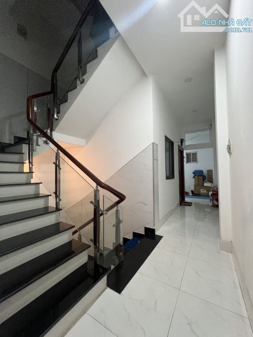 Bán CHDV 5 tầng, 11 phòng cho thuê, cách 1 căn ra mặt tiền Dương Quảng Hàm, ô tô vào nhà. - 5
