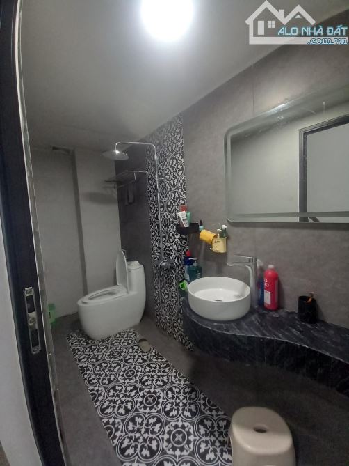 Bán nhà Ngọc Thụy 50m2- 5 tầng- 8.6 tỷ, dân xây chắc chắn, gần đường Hồng Tiến - 5