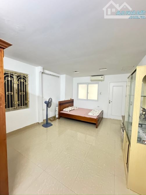Bán nhà siêu đẹp La Thành Ba Đình gần trường ,chợ tiện ích bạt ngàn dt 50/54m 3T mt 3.6m - 5