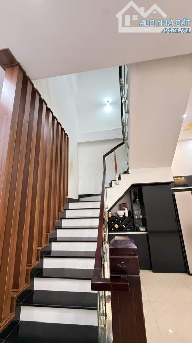 BÁN NHÀ 2 LẦU NHÁNH TRẦN NHẬT DUẬT. DT: 5x25,6M. GIÁ: 8,6 TỶ - 6