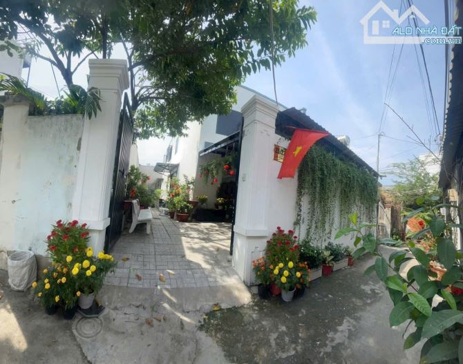 Bán nhà 2 tầng đẹp mới ở liền ngang bề thế 8m ngay trung tâm thị trấn hóc môn chỉ nhỉnh 5t - 6
