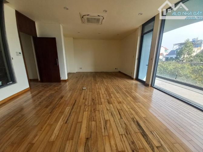 Biệt thự sân vường Công viên Cầu Giấy - Đường rộng 20m - 330m2 - MT 16,5m - hầm - 95 tỷ - 6