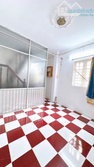 BÁN GẤP NHÀ QUẬN 4 LÔ GÓC MẶT TIỀN HẺM KINH DOANH GIÁ 3 TỈ 2 SỔ RIÊNG 3 TẤM ĐÚC - 6