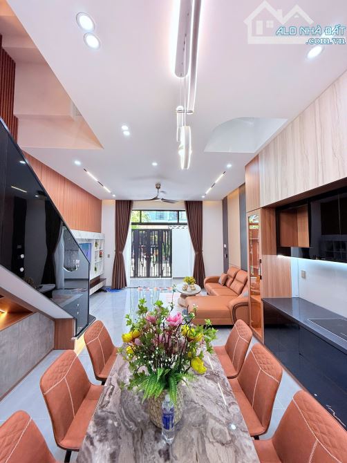 Bán nhà đẹp 3 tầng, đường Hòa Minh 14, Liên Chiểu. Diện tích 70m2. Giá 7.35 tỷ - 6