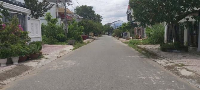 Cần bán gấp căn nhà ở Đ. Số 28 , Tân Thông Hội 97m2 - Sổ hồng riêng  - giá 835tr - 7