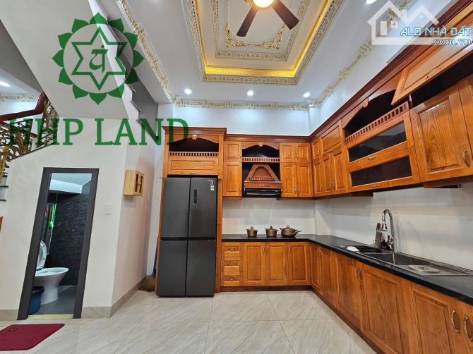 Cần bán gấp nhà vị trí 2 đường Nguyễn Ái Quốc, gần trại giam B5 - 8