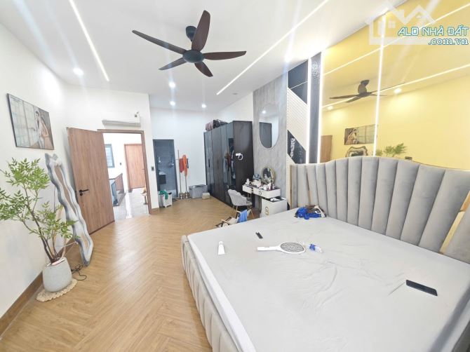 BÁN Nhà Đẹp Góc 2 mặt tiền Nguyễn Bá Học ,Gần Vincom Biên Hoà - 9