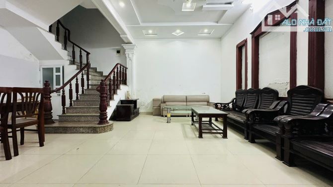 Nhà Chợ Hàng mới, ngõ nông, sân cổng riêng, dân xây độc lập, giá nhỉnh 3 tỷ