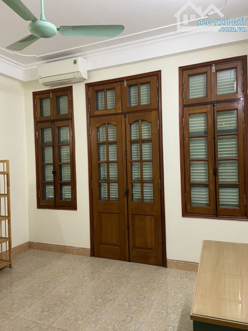 Cho thuê nhà Dương Quảng Hàm – Cầu Giấy DT 45m x 4 tầng, 4 ngủ, ngõ ba gác giá 12tr