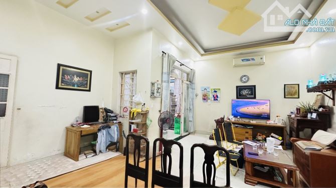 Bán nhà mặt tiền kinh doanh 160m2, sát làng Đại học, Dĩ An