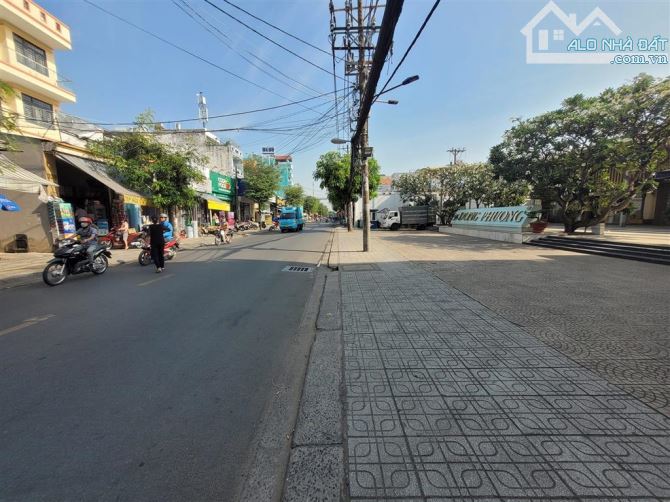 Mặt tiền Nguyễn Văn Quá 5,5 nở hậu 11,3 x 36 ngay nhà hàng Đông Phương