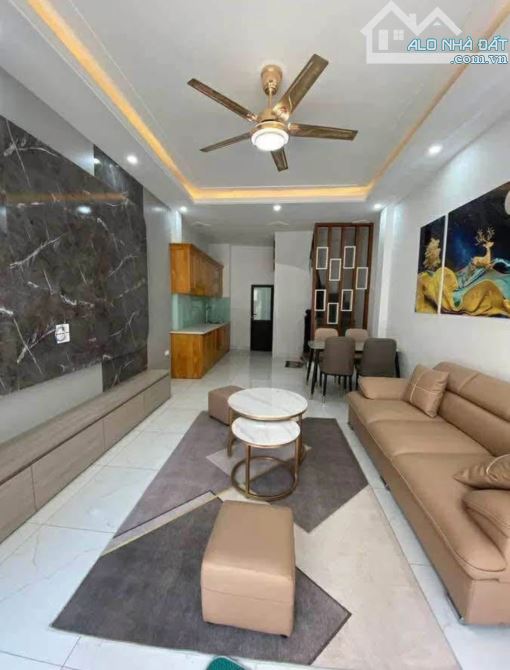 Bán nhà Đỗ Nhuận, 38m x 5 tầng, tặng nội thất, ô tô đỗ cổng, gần công viên