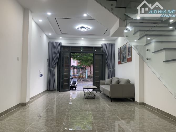 Nhà 4 tầng hiện đại có 2 mặt tiền trước sau . Vừa ở vừa kinh doanh