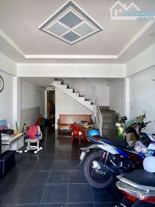 BÌNH TÂN GIÁP TÂN PHÚ - 3 TẦNG - KHU PHÂN LÔ VIP  - HẺM XE HƠI - CHỈ NHỈNH 4 tỷ