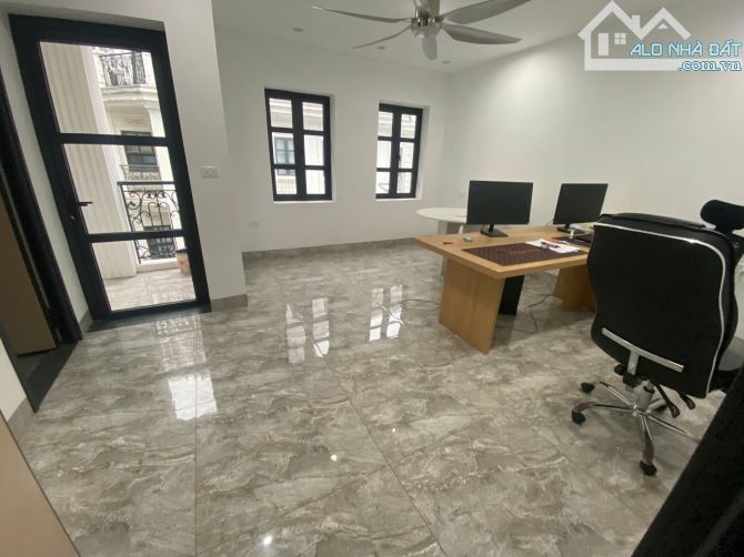 Cho thuê biệt thự Làng Việt - Mỗ Lao. DT 181m2, 4 tầng, Thang máy, điều hòa
