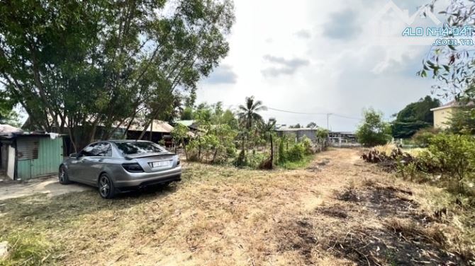 Lô Đất Cực Đẹp, Diện Tích Khủng 300m2, 3 Bước Ra Đường Lò Lu, Chỉ 4,5 Tỷ TL.