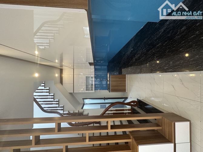 Nhà mới, lô góc, gần trường chợ... Khách mua về ở rất thuận tiện cho cv con cái đi học