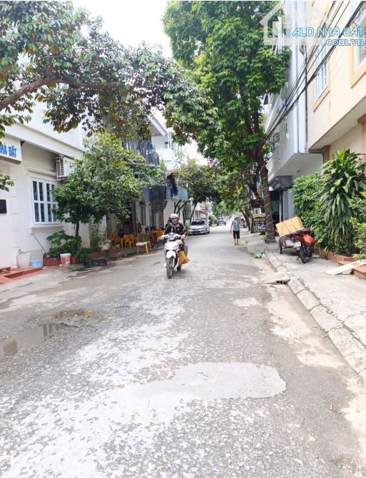 Bán đất tặng nhà cấp 4, vị trí đẹp lung linh.