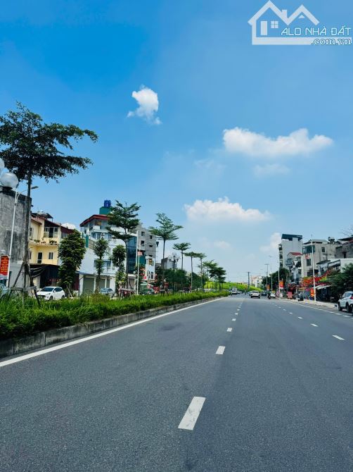 RẺ NHẤT KHU VỰC -VỊ TRÍ TRUNG TÂM GẦN NGỌC LÂM -GẦN ĐƯỜNG HỒNG TIẾN - GIÁ 5,3TỶ