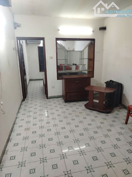 Cho thuê nhà riêng phố Đinh Công Tráng, 50m x 1 tầng, 1 ngủ,1 wc, 8 triệu/tháng