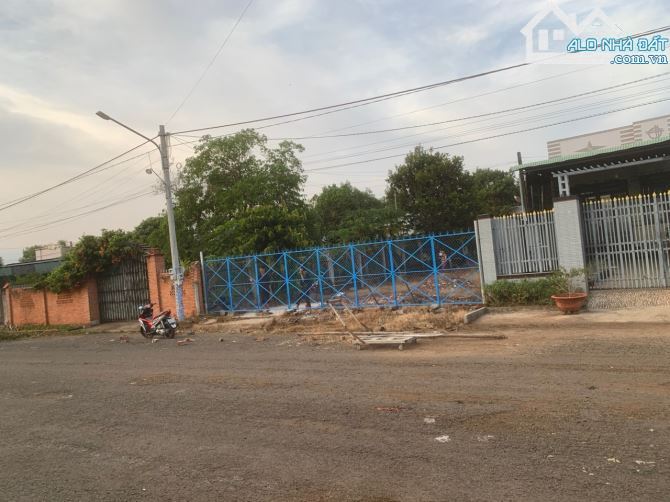 Bán lô đất đường sân bay phong phú cách hương lộ 2 vào 70m