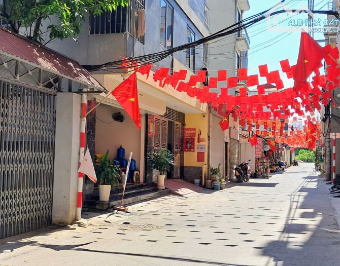Nhà đẹp Phú Diễn. Mặt ngõ, Oto tránh, dừng đỗ, vào nhà. Gần phố, kinh doanh tốt.