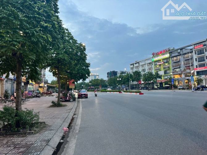 Bán lô đất 300m, MT 17m mặt phố Hồng Tiến, vị trí đẹp kinh doanh