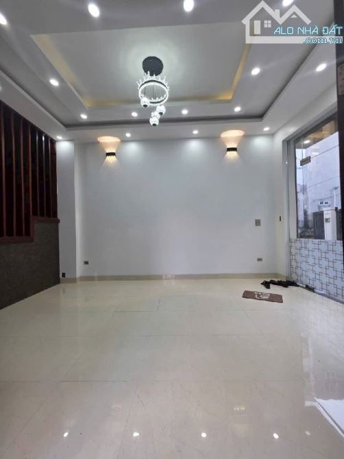 Bán nhà dân xây 4 tầng phố đức giang,lô góc ,2 mặt thoáng