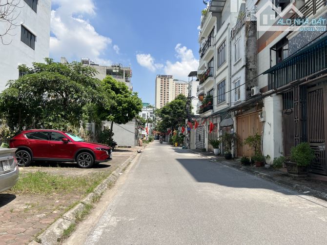 Chính chủ cần tiền bán gấp mảnh đất đẹp đường ô tô tránh tại trung tâm tổ 8 Thạch Bàn