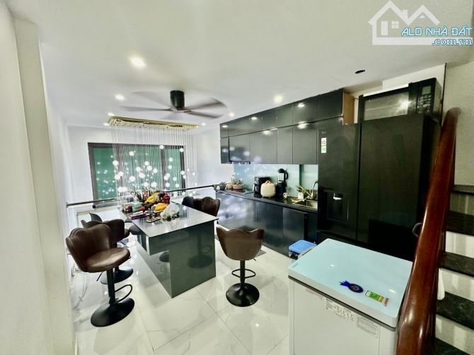Bán Nhà Long Biên hơn 6 tỷ-6 TẦNG FULL NỘI THẤT-3 BƯỚC RA Ô TÔ TRÁNH-SỔ VUÔNG-PHÁP LÝ CHUẨ
