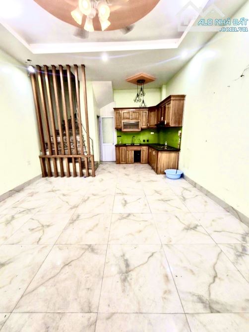 VĨNH HƯNG - NHÀ DÂN XÂY , KHUNG CỘT BÊ TÔNG CHẮC CHẮN , CÒN MỚI       30m , 5 tầng , mt4,3